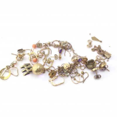 A collection of mixed 9ct gold items. 19.16g total.