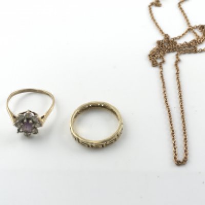 2 9ct gold rings and a 9ct gold chain. 5.45g Postage A