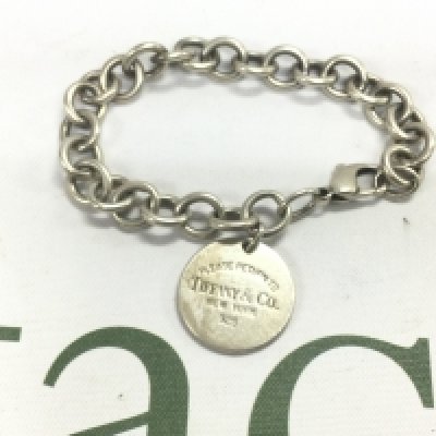 A Tiffany & Co silver bracelet. Shipping category A.