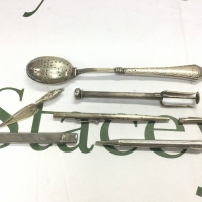 A small collection of silver items comprising propelling pencils etc. Shipping category A.