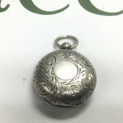 A silver sovereign case. Shipping category A.