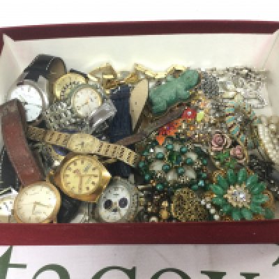 A tray of mixed watches and brooches. Shipping category D.