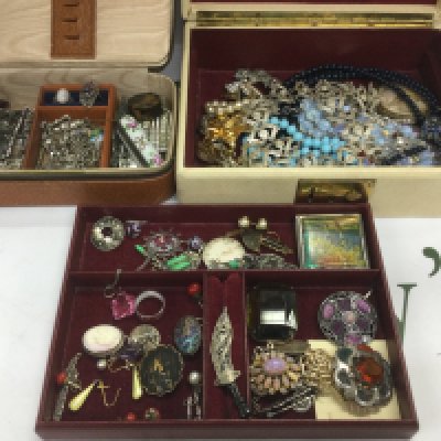 Two jewellery boxes of costume jewellery. Shipping category B.