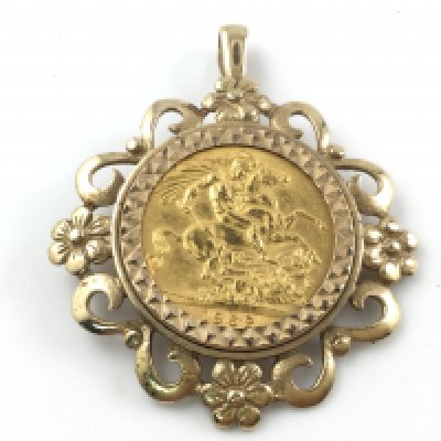A 1962 full sovereign in 9ct gold pendant mount. 12.95gPostage A