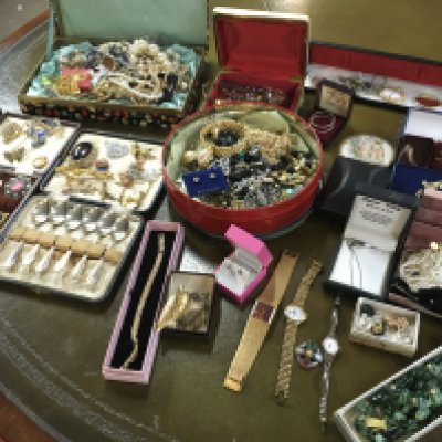 A large collection of assorted costumes jewellery including some silver items. Postage B