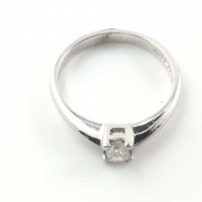 An 18ct white gold diamond solitaire ring. Size L 1/2 and 3.10g Postage A