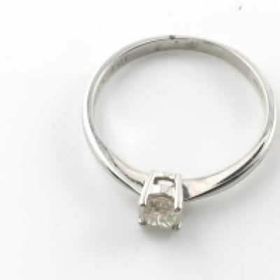 A 9ct white gold diamond solitaire ring. Approx 0.25ct size O and 1.71g
