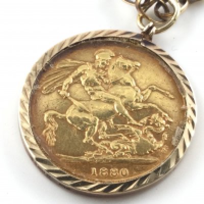 An 1880 full sovereign in mount with 9ct gold chain. 17.14g total.Postage A
