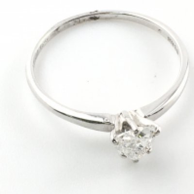 An 18ctbwhite gold diamond ring. Approx 0.33ct colour F and VS1 Size K 1/2 and 1.32g Postage A