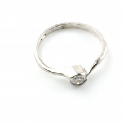 A 9ct white gold and 0.15ct diamond solitaire ring. Size H 1/2 and 1.39g Postage A