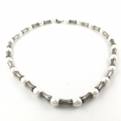 A pearl and silver necklace. Postage B