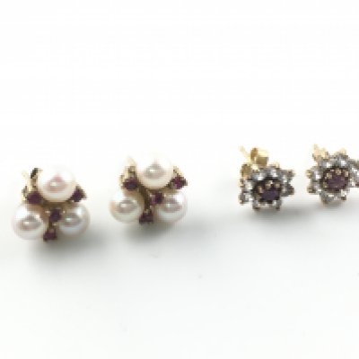 Two pairs of 9ct gold stud earrings set with various stones. 4.99g total.