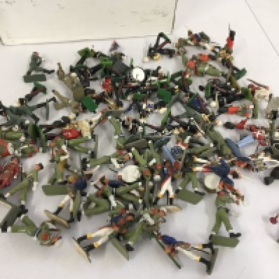 A collection of loose metal and plastic military miniatures including musicians. By Britains..Starlux etc. No reserve