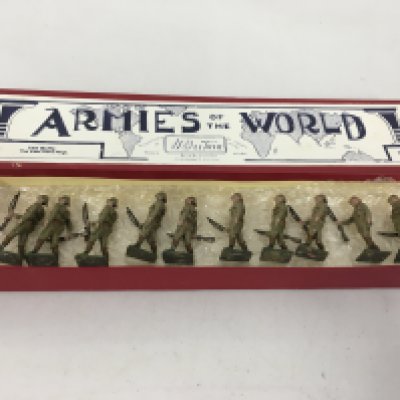 A set of Britains Irish Fusiliers. Incorrect box.