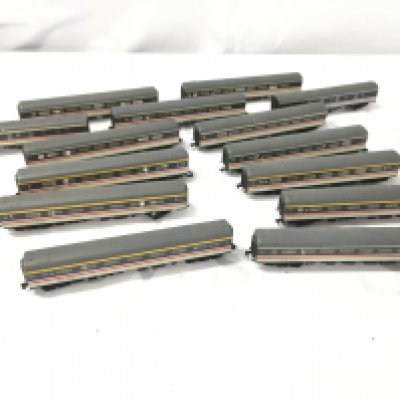 14 Graham Farish N Gauge Executive Livery Coaches. No Reserve.
