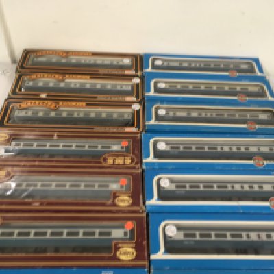 A collection of 14 boxed 00 gauge model railway coaches by Airfix and Mainline. No reserve.