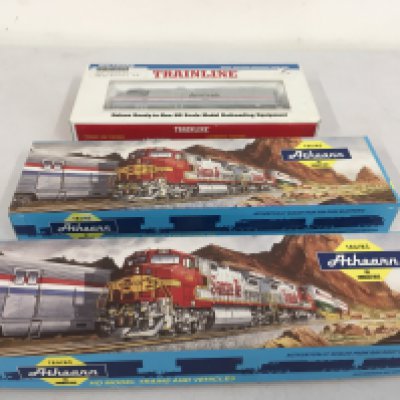 3x boxed HO gauge model railway locomotives includes Walthers EMD F40PH and Athearn 4802 .. 4801. No reserve