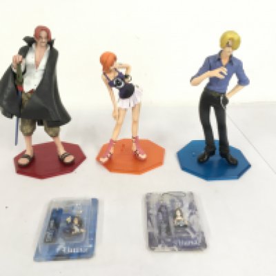 A Small Collection Of One Piece Anime Figures Including Shanks And Anime Figures. Plus 2 Final Fantasy X 2 Phone Straps.