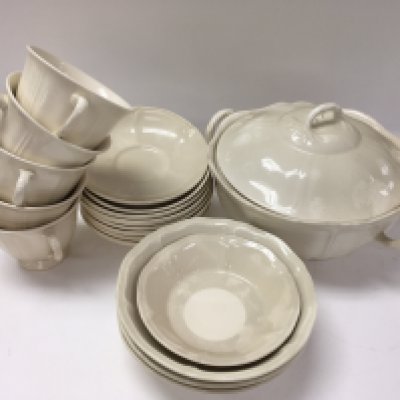 A large Wedgwood dinner set (no reserve).