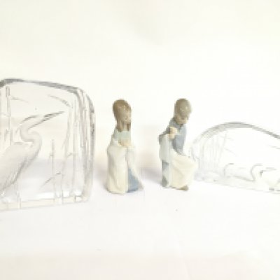 Two lladro figures and Mats Jonasson glass sculpture. This lot cannot be posted Postage category D