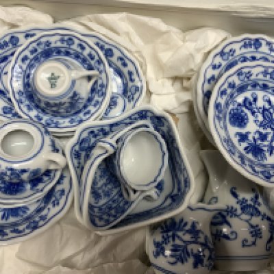 A miniature chezchosvakian blue and white dolls house set.