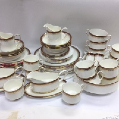 A Royal Albert dinner service in Holyrood pattern. Shipping category D.