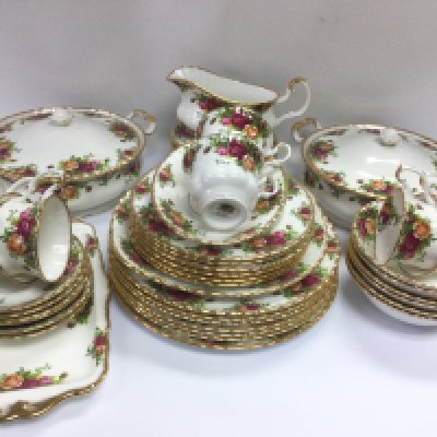A Royal Albert dinner service in Old Country Roses pattern. Shipping category D.