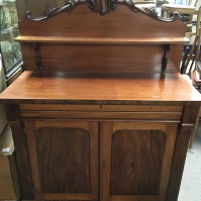 A Victorian walnut cupboard with raised back. Dimensions 50x107x140cm