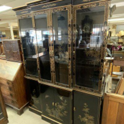 A large Chinnoisire style breakfront bookcase. 141cm x 201cm.