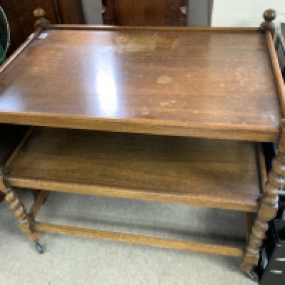 A large 1930s oak tea trolley with barley twist supports. 90cm x 60.5cm x 82cm