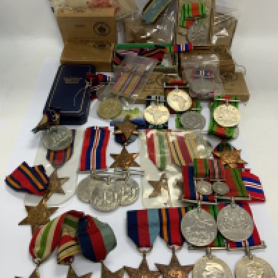 A good collection of WW2 Issue medals. (B)