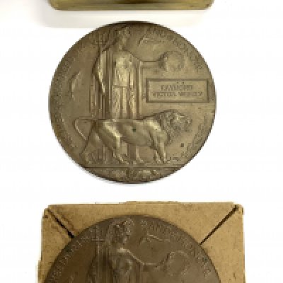 2 Bronze death plaques awarded to Arthur William Leftley and Raymond Victor Weekly together with a Queen Mary Sweet tin. (C)