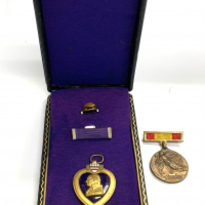 A cased Purple heart (A/F) together with a Spanish Civil war medal Medalla Espa&ntilde;a Alzamiento 18 Julio 1936 Desfile Victoria 1 Abril 1939 (B)