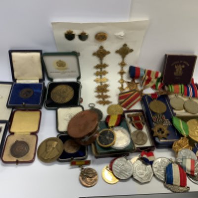 A mixed collection of militaria, badges, pins etc.. (C)