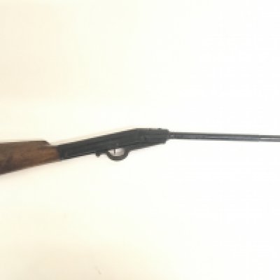 An unmarked vintage air rifle, 88cm long.