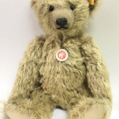A classic Steiff growler bear, 30cm. Postage category C.