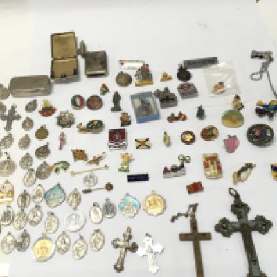 A large collection of various pin badges and pendants. Postage B. NO RESERVE