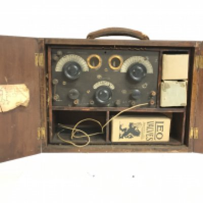 A vintage oak cased valve powered aerial device. This lot cannot be posted