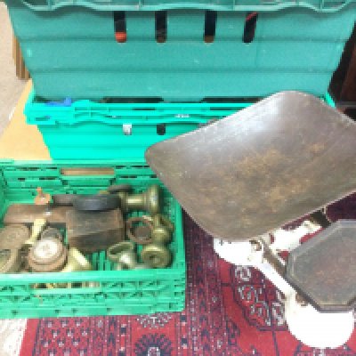 A box of bell weights and a set of scales. Shipping category D.