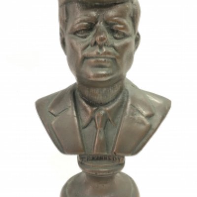 A bronze bust of John F. Kennedy, 26cm tall. Postage category C. NO RESERVE