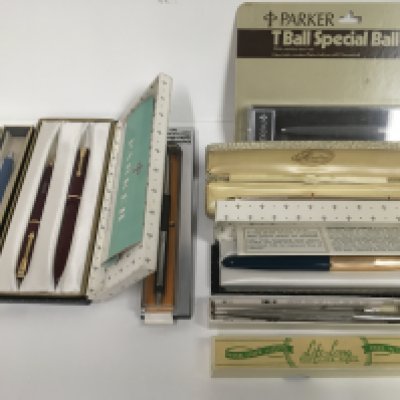 A collection of vintage pens including Parker .