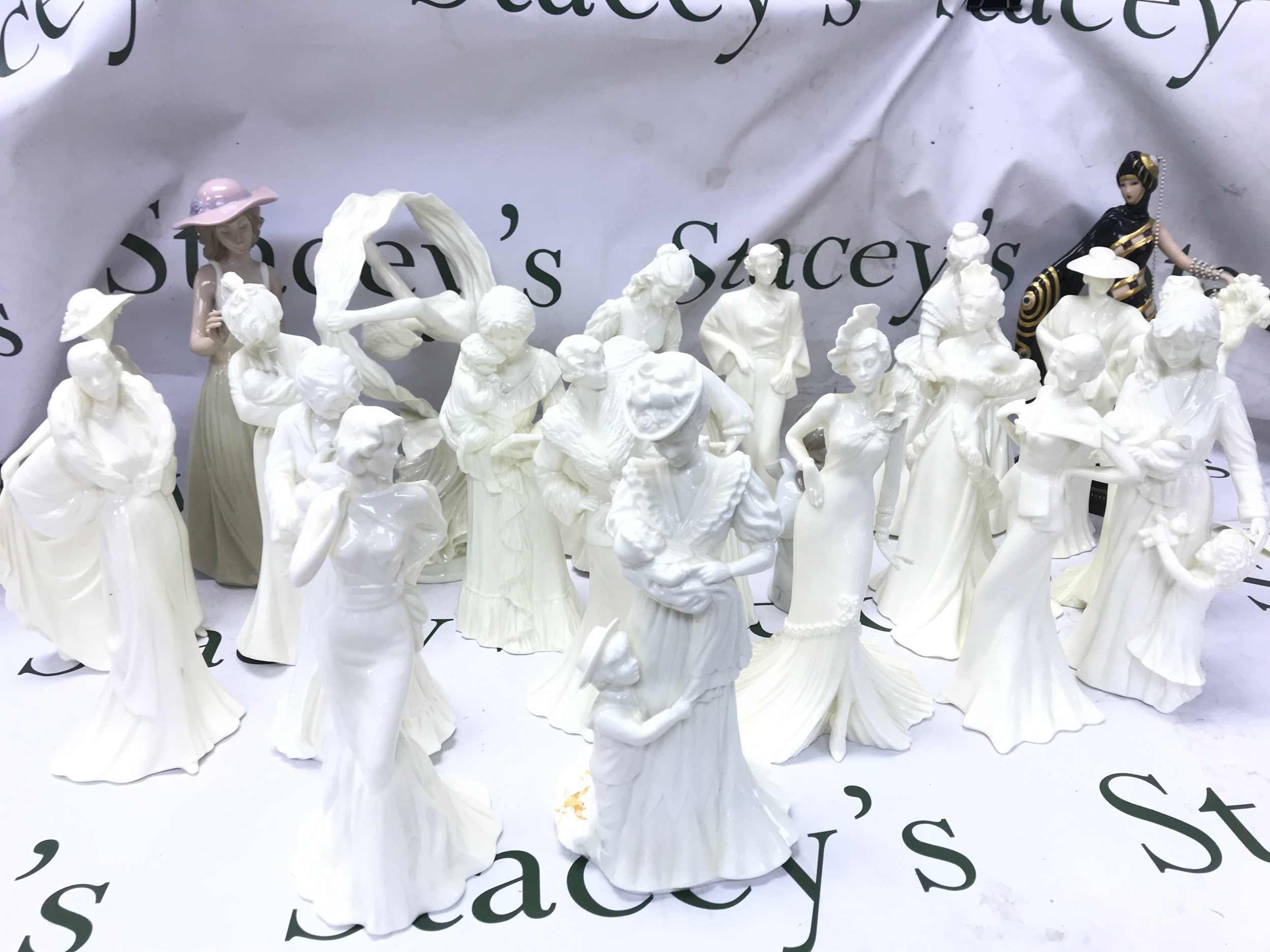 Twenty two figures including Coalport, Worcester, one Lladro one nao 