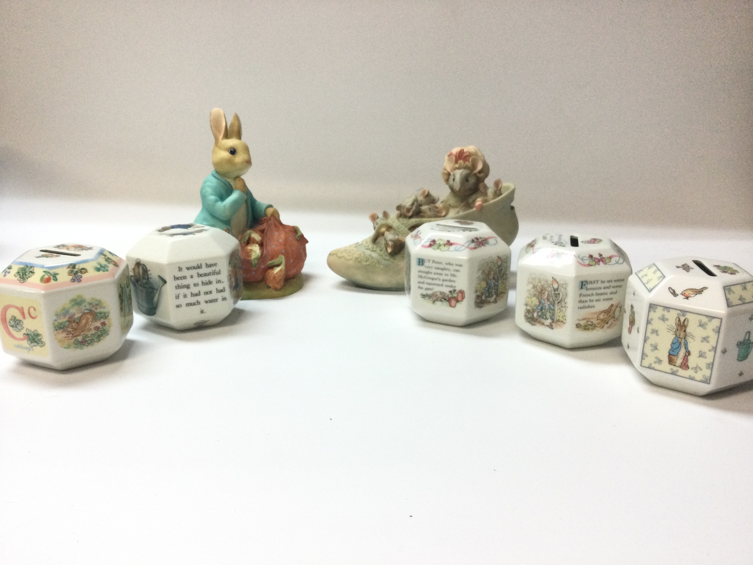 Quantity of Beswick, Wedgwood and other Peter rabbit related money boxsent