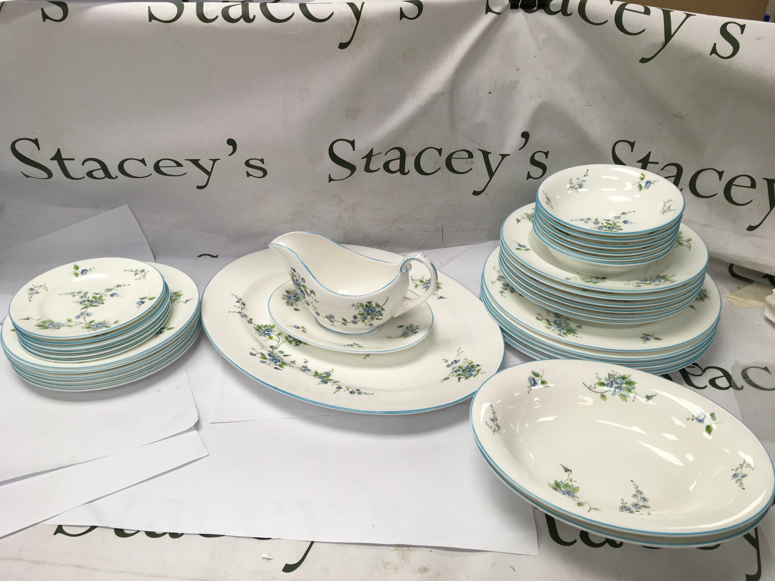 A Coalport dinner service in the tintern pattern. 