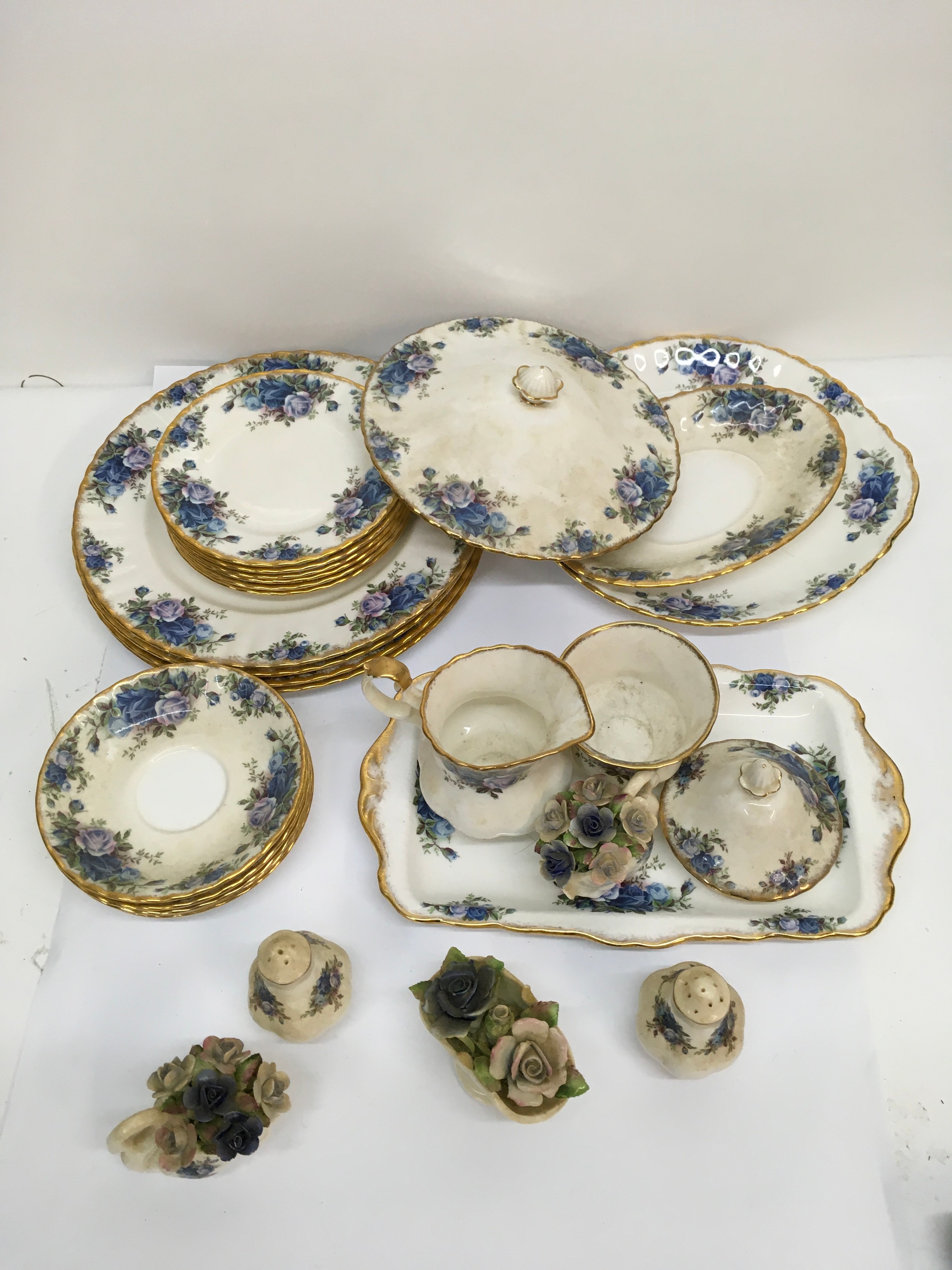 A group of Royal Albert 'Moonlight Rose' china
