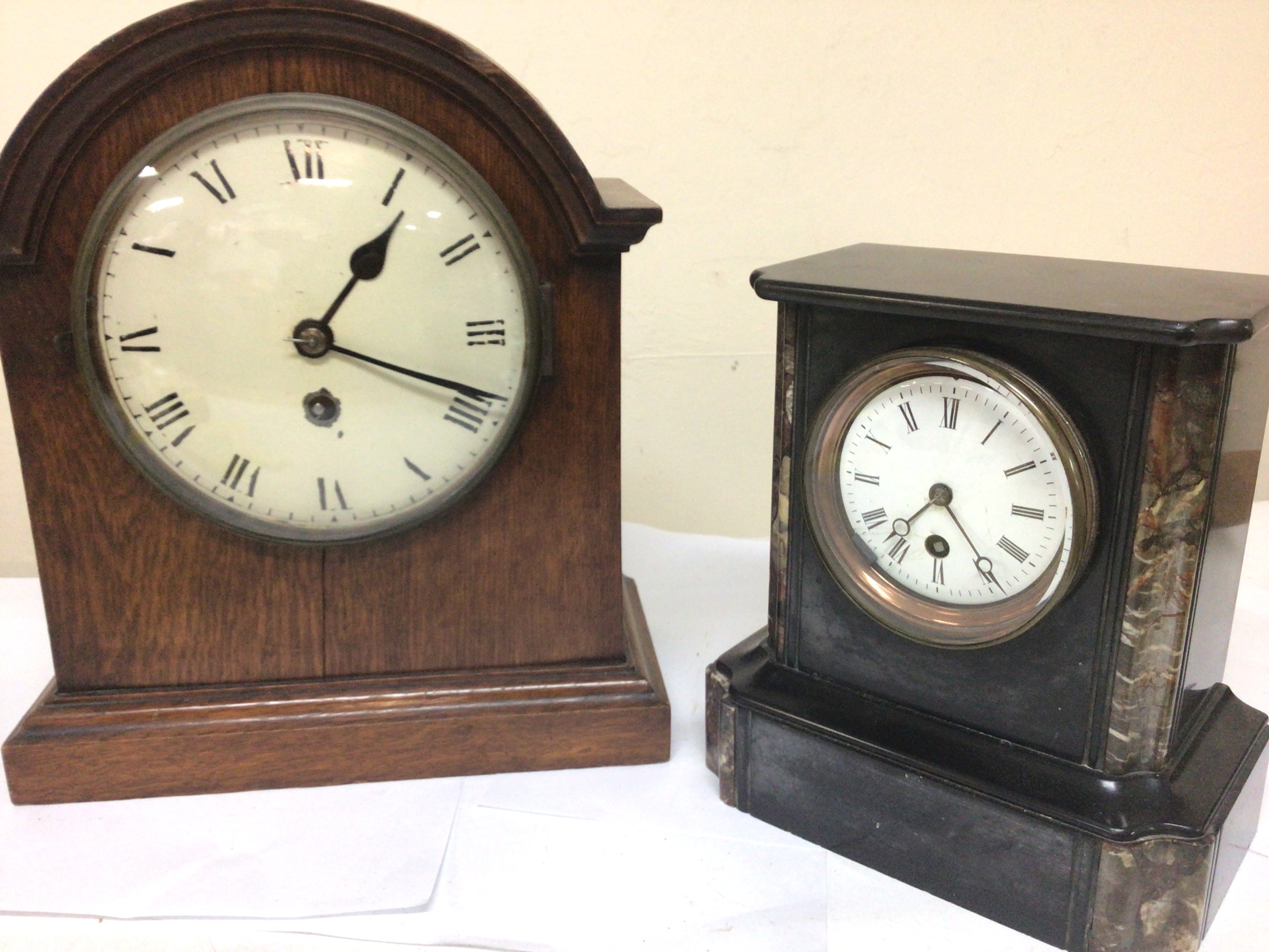 An Edwardian oak cased mantel clock with a brass movement and pendulum and a black slate mantel Clock (2) NO RESERVE