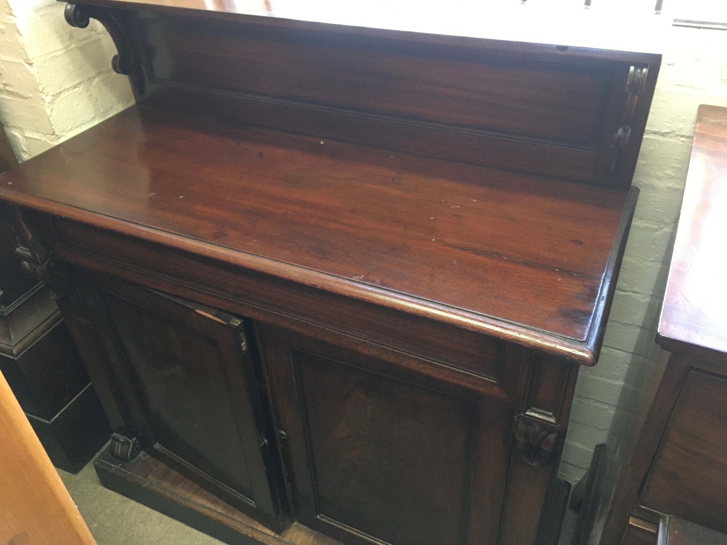William VI mahogany chiffonier
105x42cm