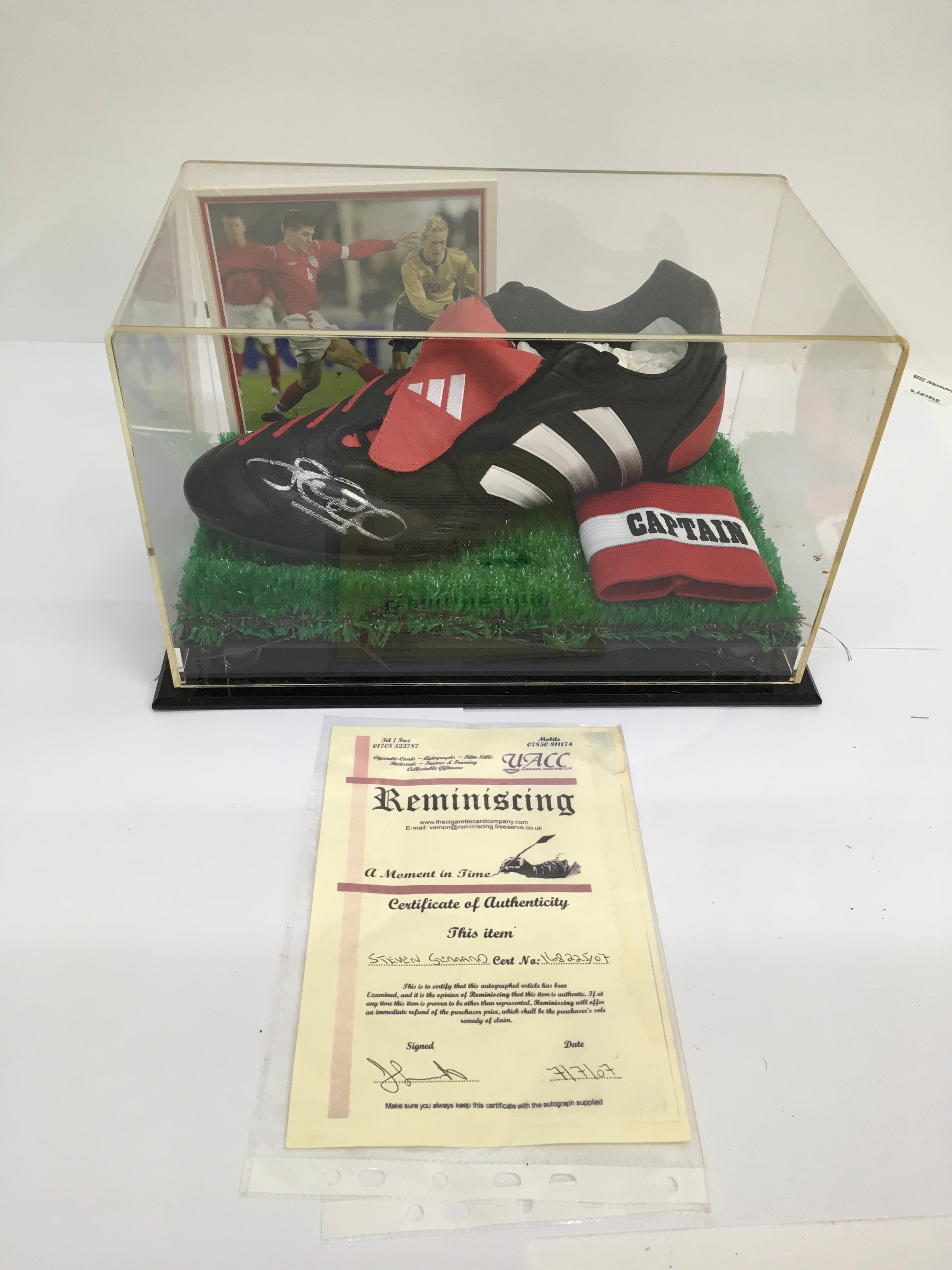 A signed Steven Gerrard football boot in presentation case with certificate of authenticity. Approx 20 x 33cm