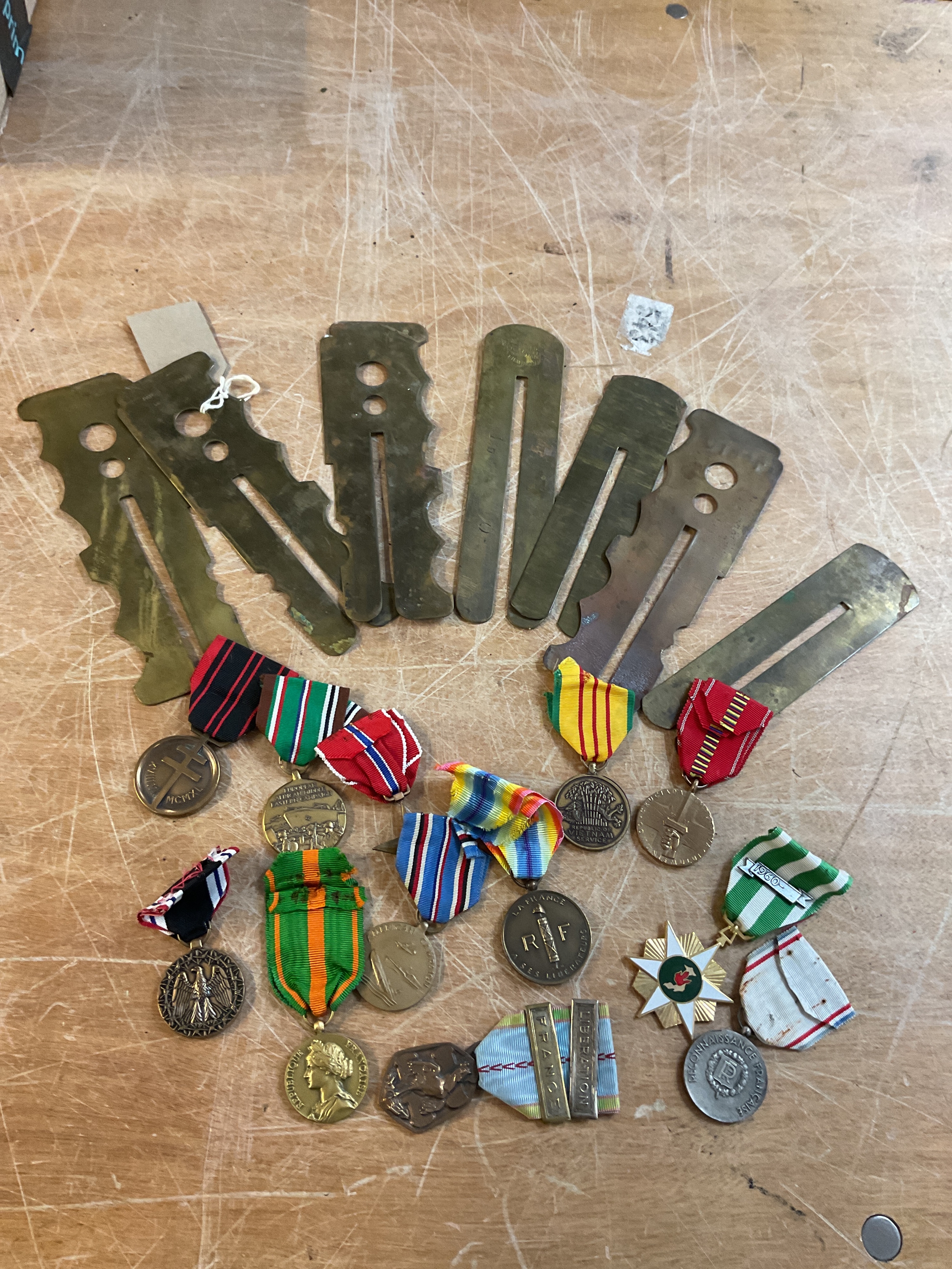 Qty brass button polishers and world medals.