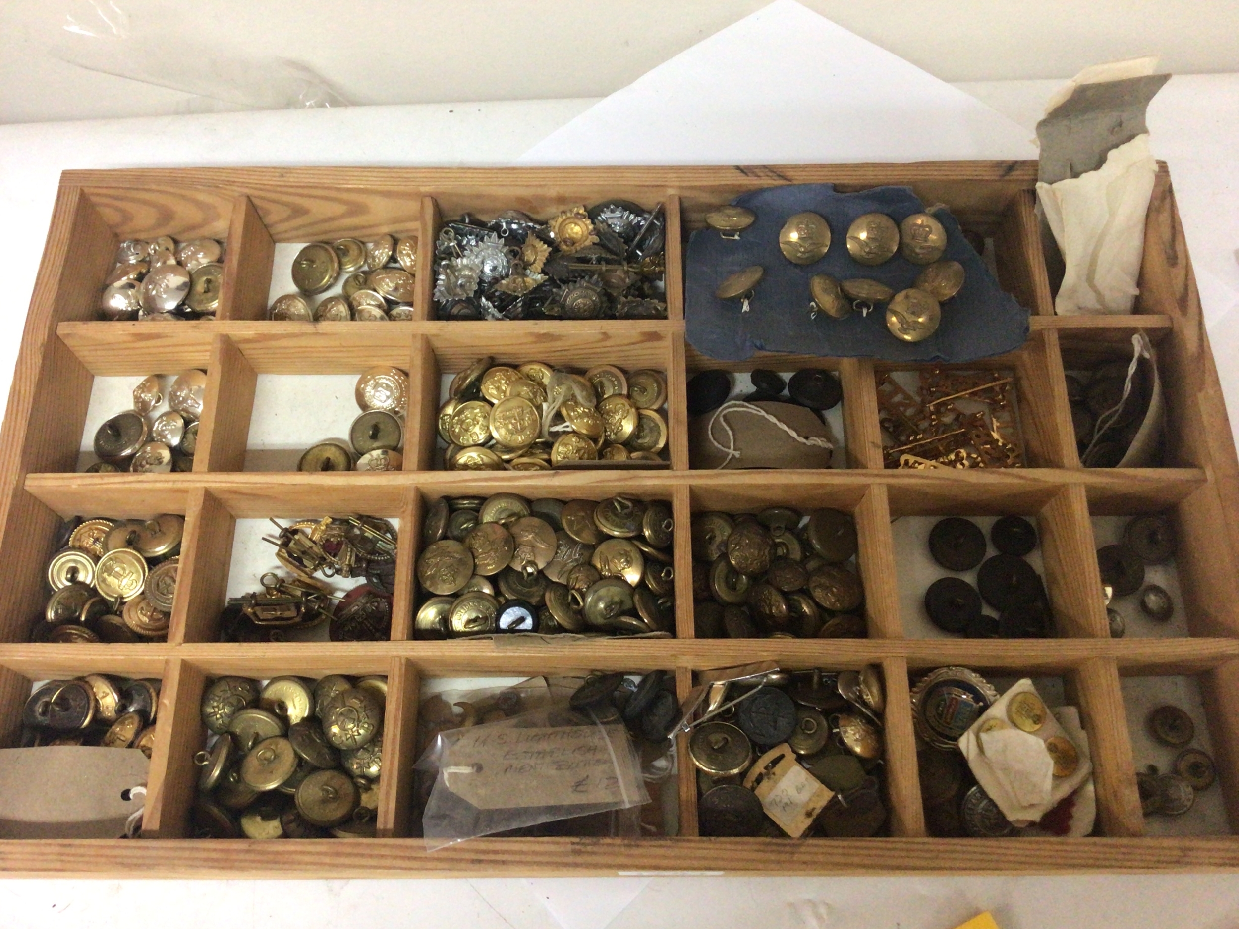  A tray containing a good selection of Vintage military buttons and badges 